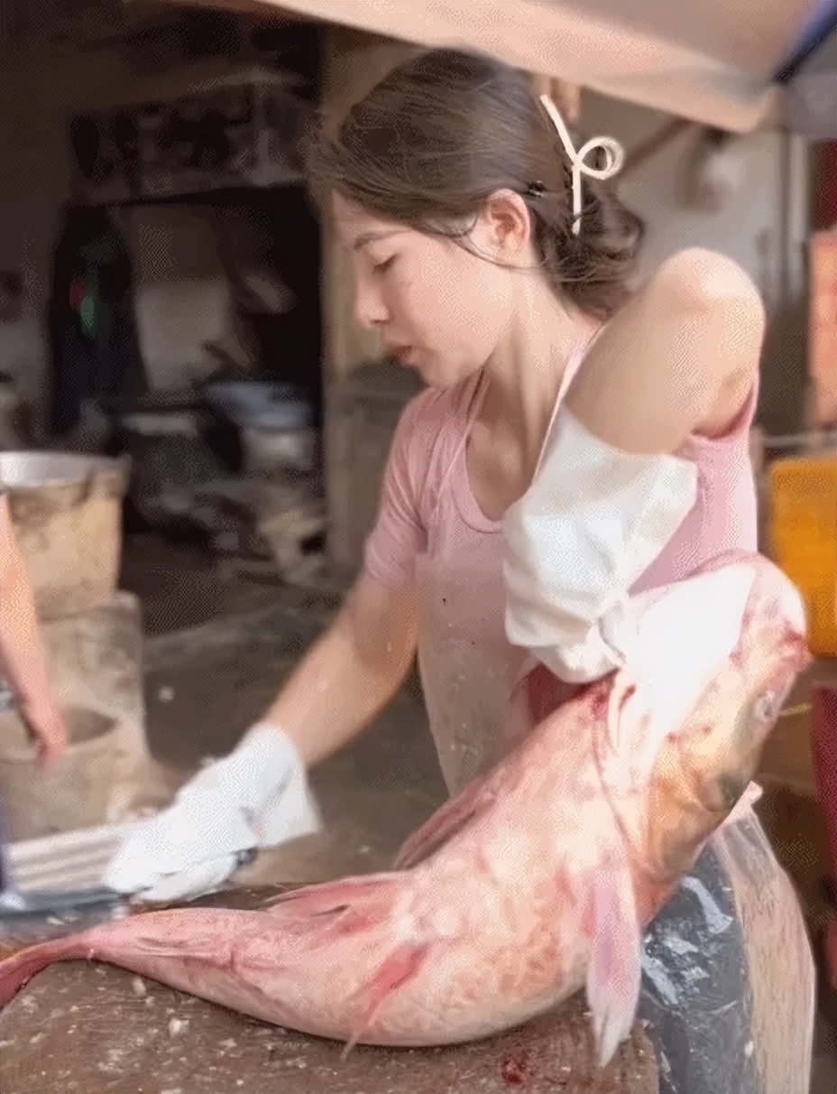 热搜上穿性感旗袍卖“*霸波**奶茶”的女老板，暴露出当下网红的病态