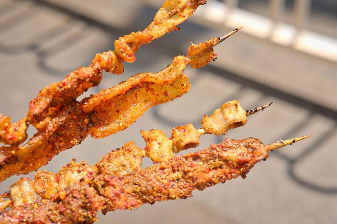 小伙请女朋友吃串,打工小伙请媳妇吃烧烤