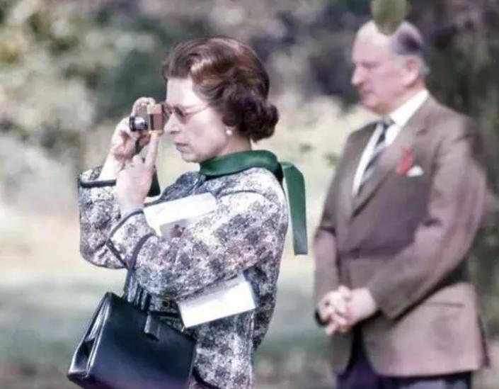 皇室第一狗仔雷贝利：以*拍偷**英国王室私生活闻名，曾拍下女王走光