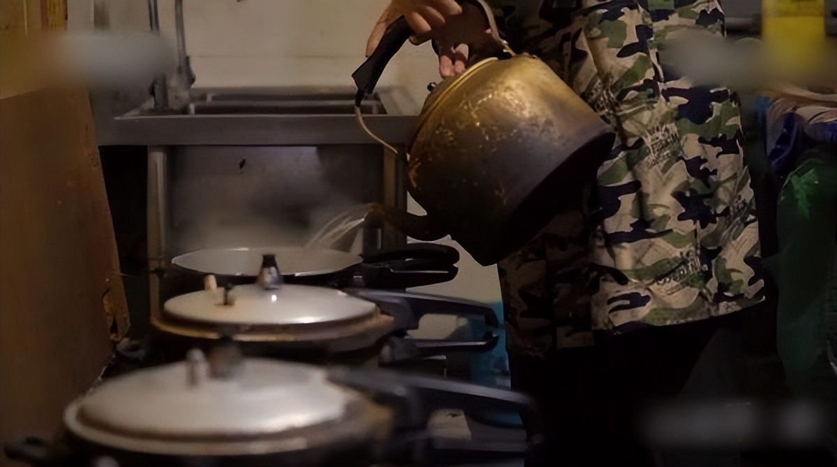 他们是癌症病人家属，每天去“1元厨房”做饭，称：那里从不打烊