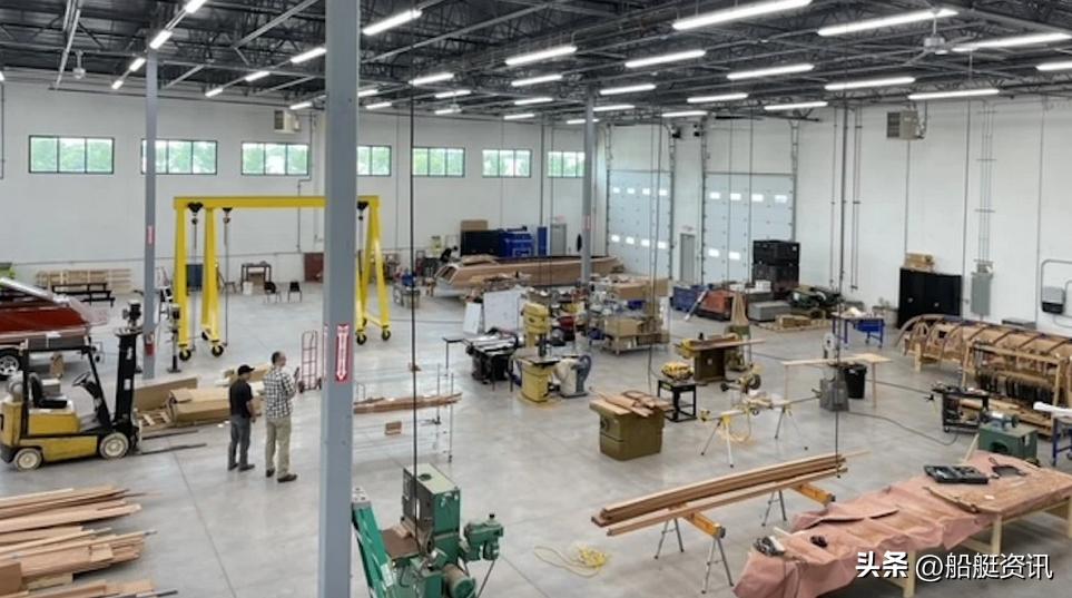 这家重生的造船商正在使用3d技术创造现代的红木经典游艇