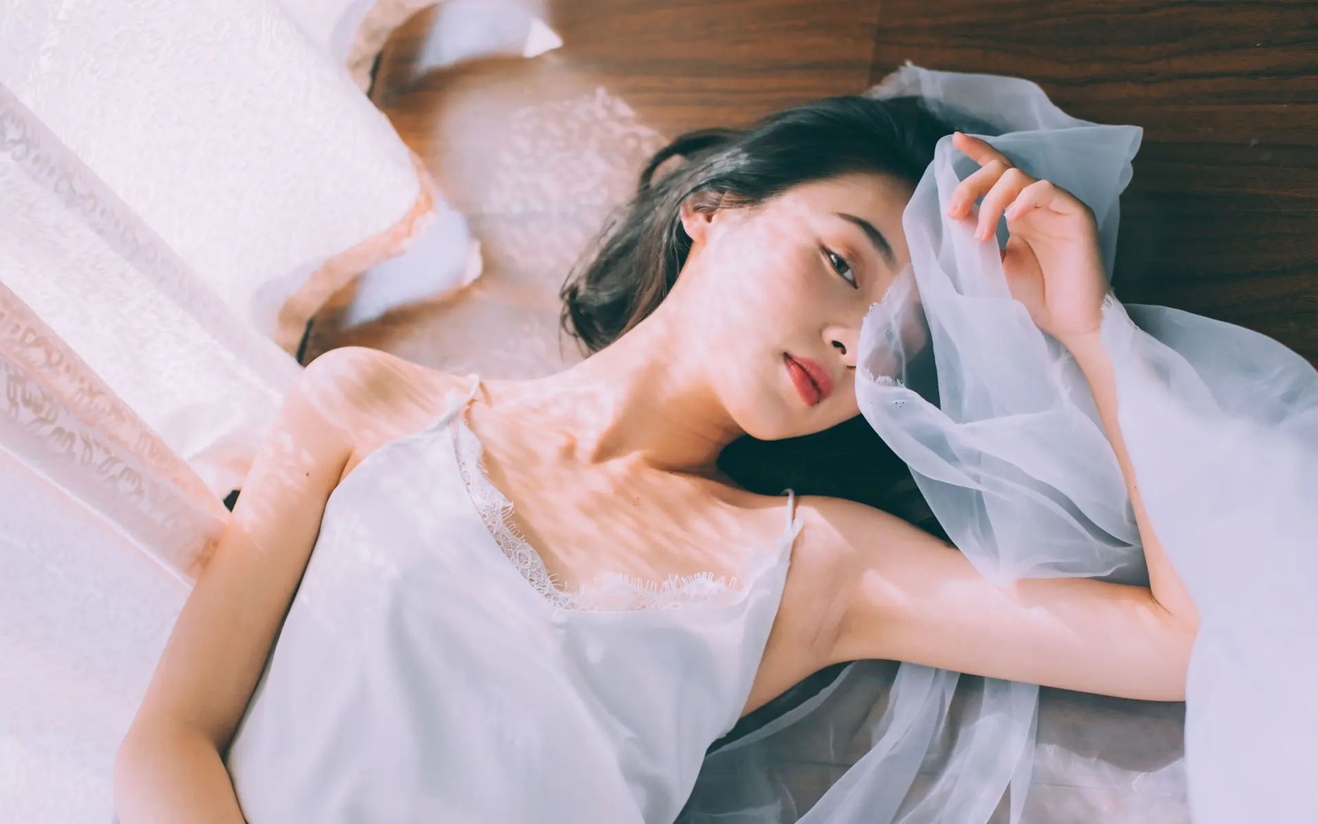 我揉着酸到动弹不得的腰，昨晚上真是大意了。说好的小奶狗呢