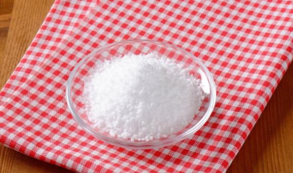 白色衣服用漂白水后变红怎么办,白色衣服黄了不要扔教你一招变白