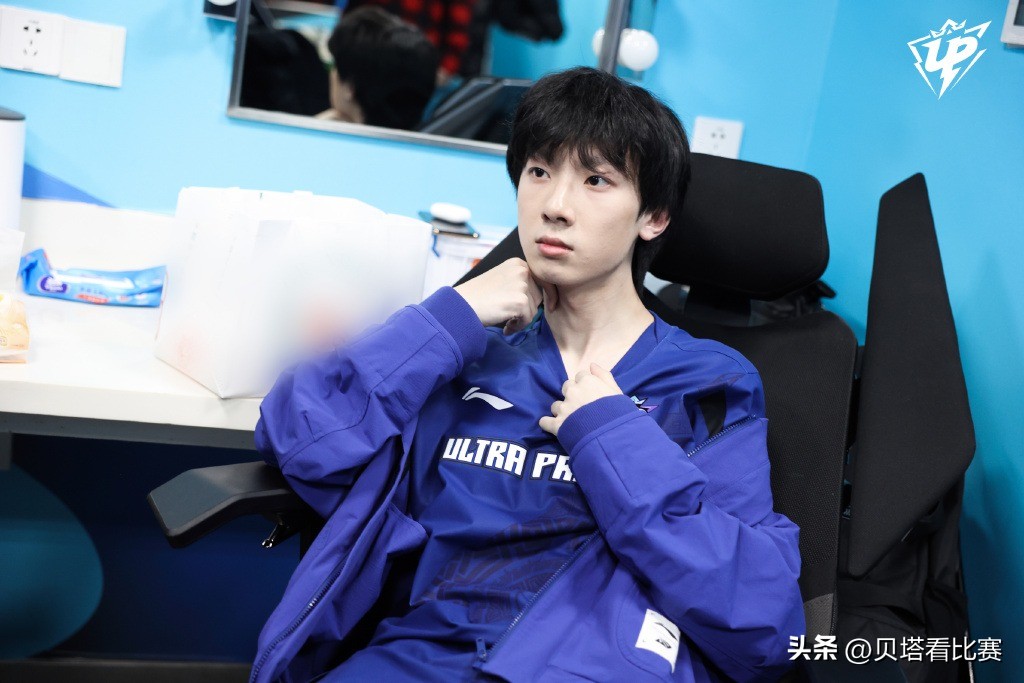 再见宝蓝！欢迎蛇蛇！UP官宣辅助蛇蛇加入后，惨遭吐槽：收破烂？