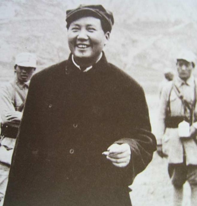 毛主席参加陈毅追悼会，看到一副挽联，停下问道：这是谁写的？