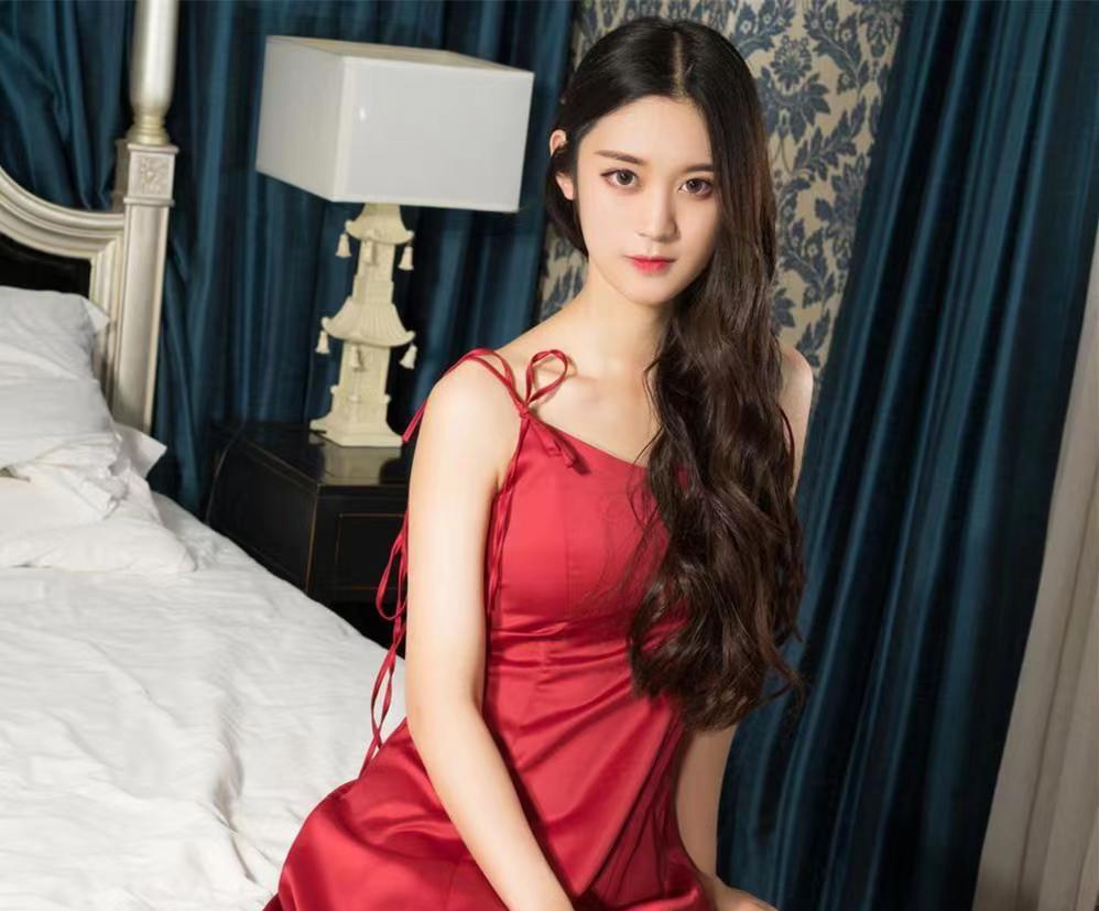 偷人一对二货夫妻俩分居两地两人用手机短信聊天，突然老婆打来电