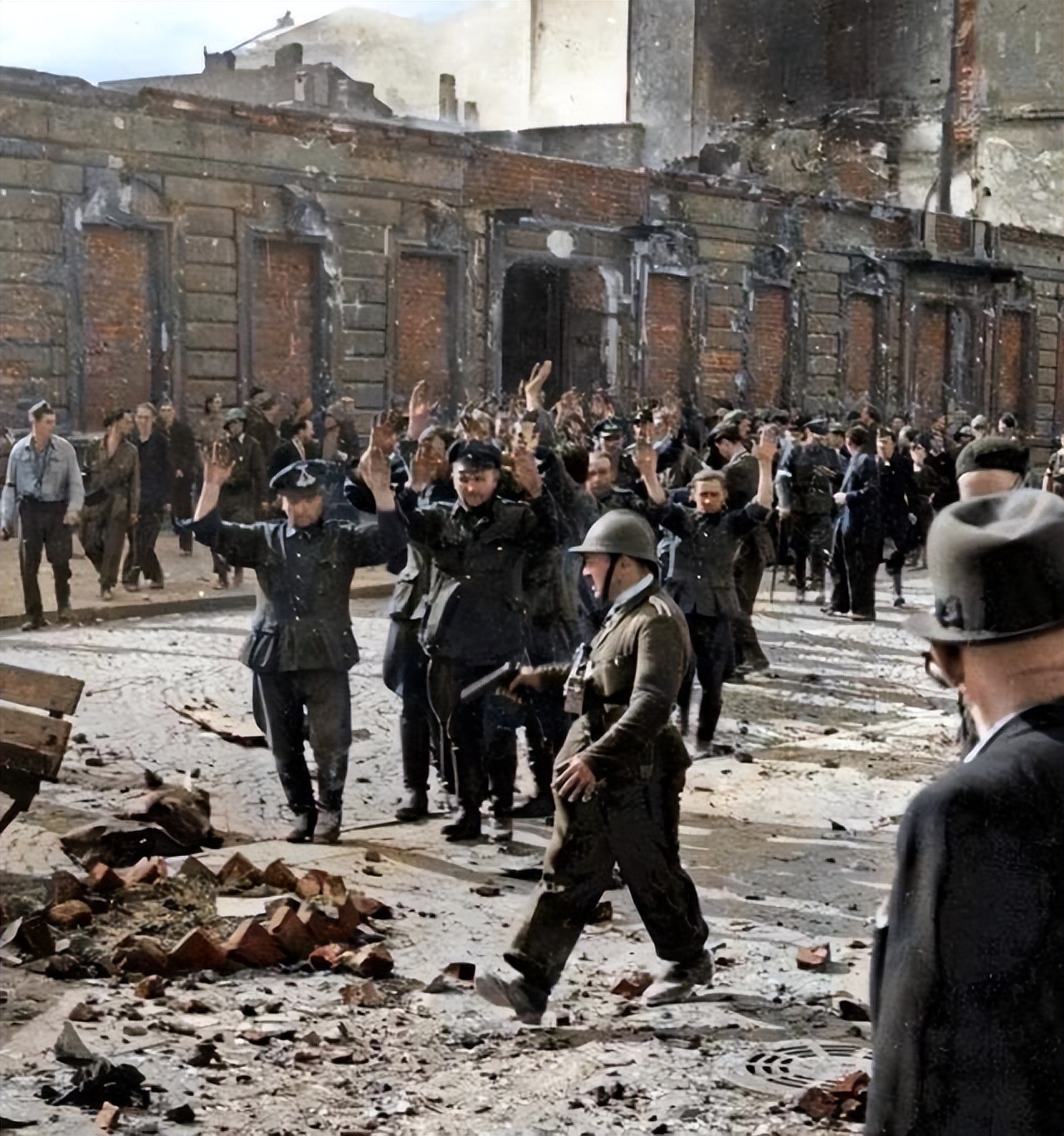 奥斯维辛集中营骨瘦如柴的犹太人,二战战争中给军人擦皮鞋老照片