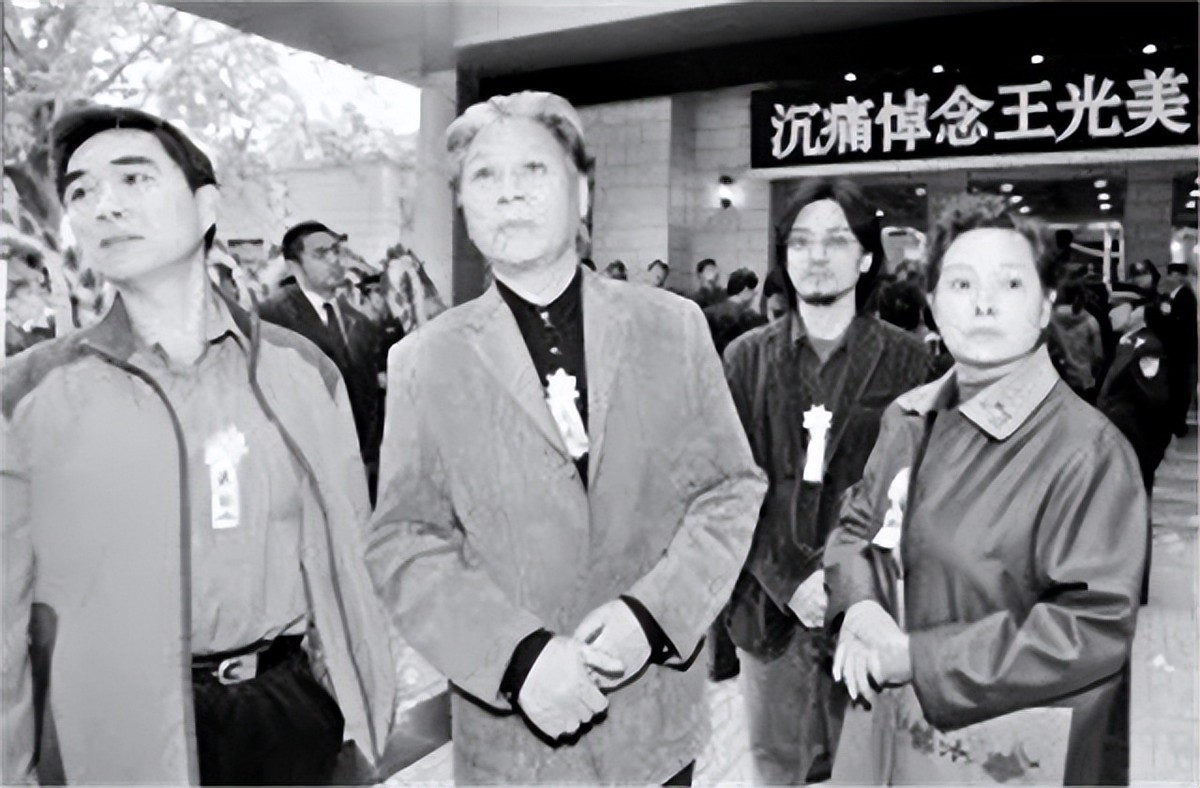 饰演伟人*少奇刘**的演员：王光美把*少奇刘**同志穿过的衣服送给了他