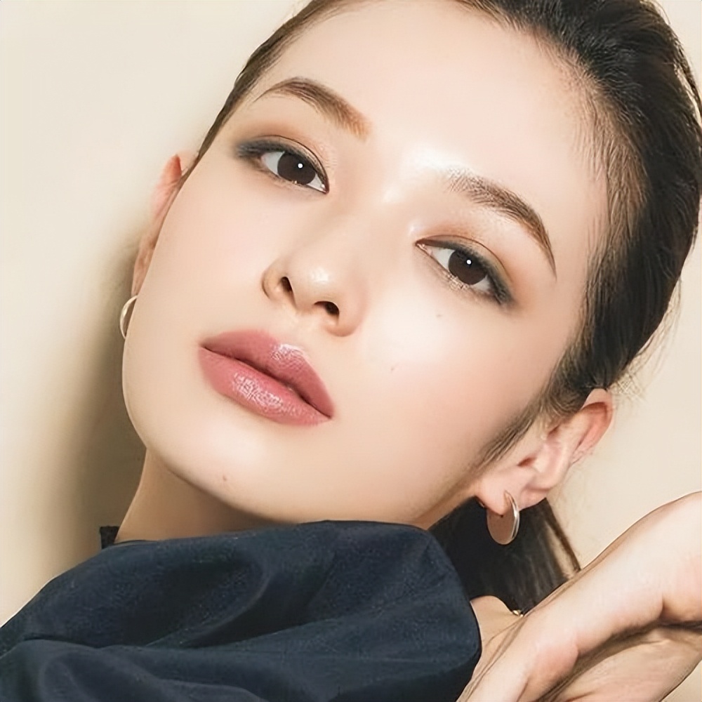 涂粉底液时怎样才能不起皮,涂粉底液正确方法不卡粉