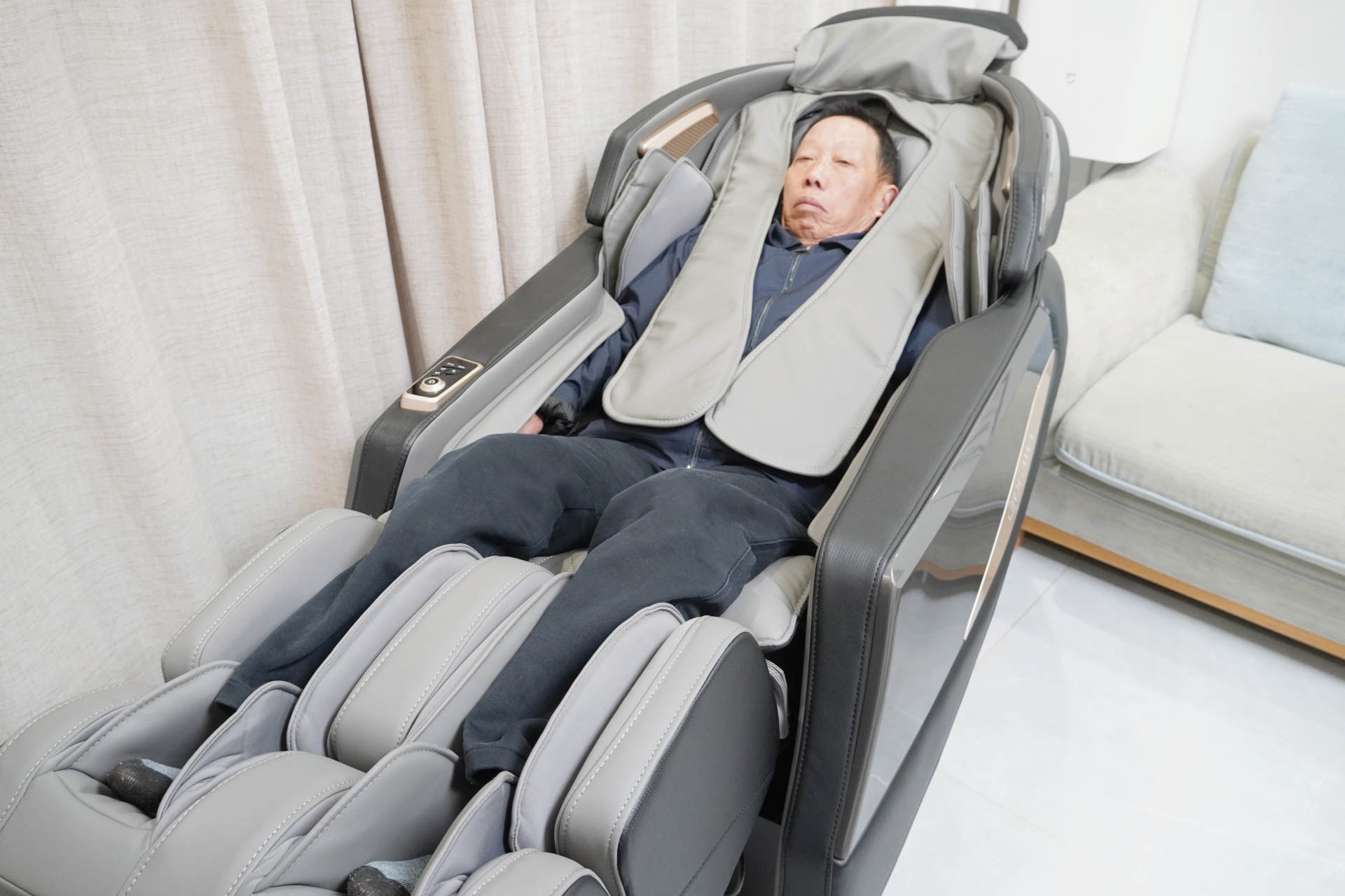 如何给老人选择按摩椅,老年人适合用按摩椅吗