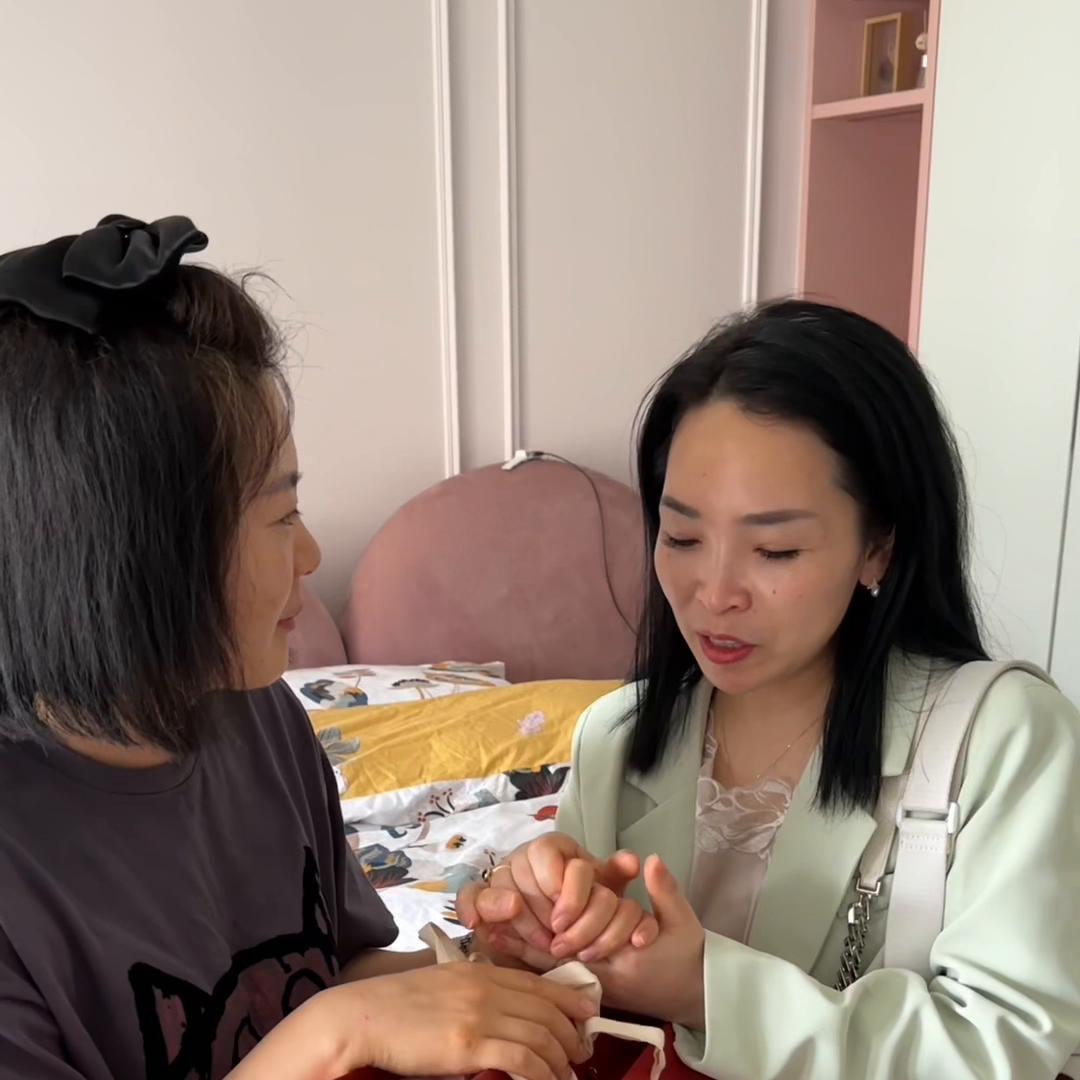 我给刘老师买了两套衣服当生日礼物，我希望她穿的美美哒的...