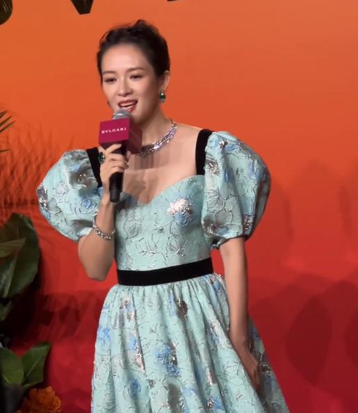 赵露思红毯一言难尽,赵露思倪妮红毯