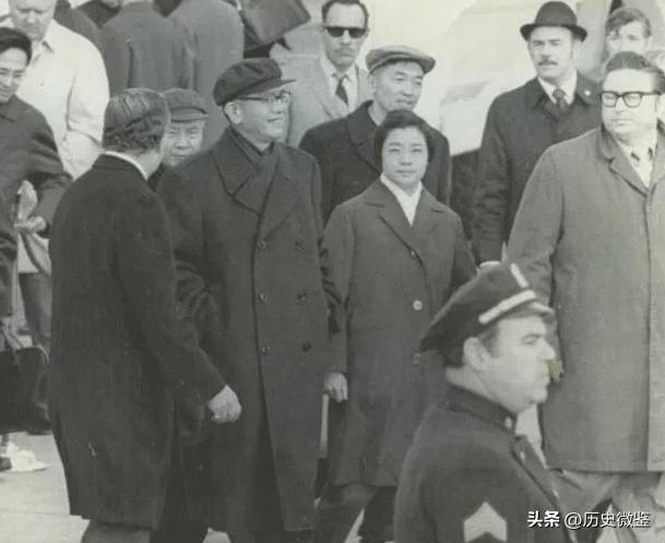 76年周总理遗体火化前，乔冠华抱棺痛哭：我来做您的儿子为您送行