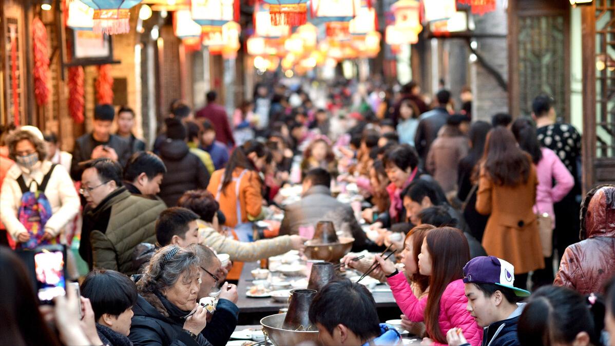 河南大姐大锅菜10块钱一份随便吃,卖便宜大锅菜