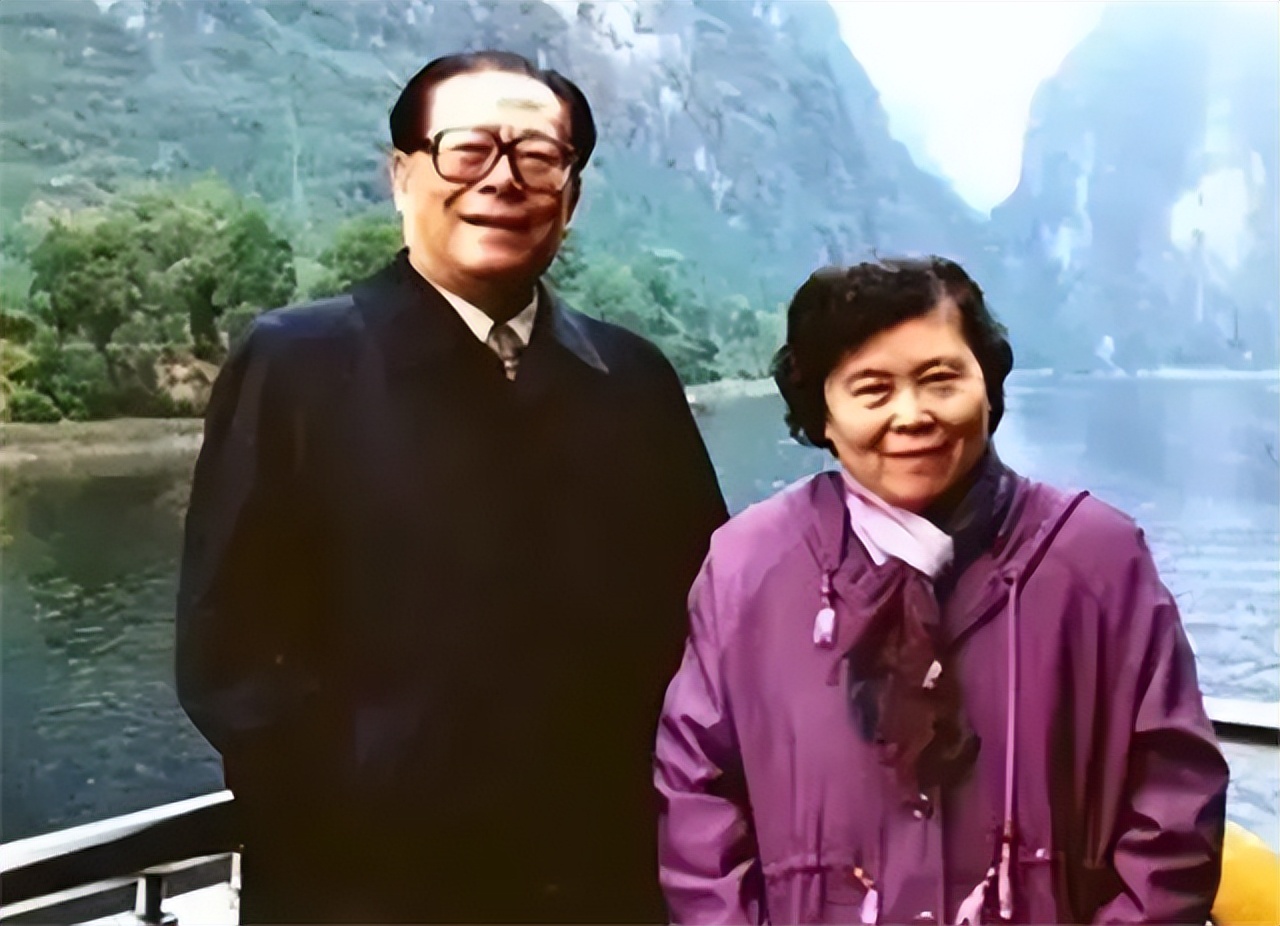 江*民泽**妹妹泽慧回忆兄长恋爱：*冶坪王**文静含蓄，与兄长性格互补