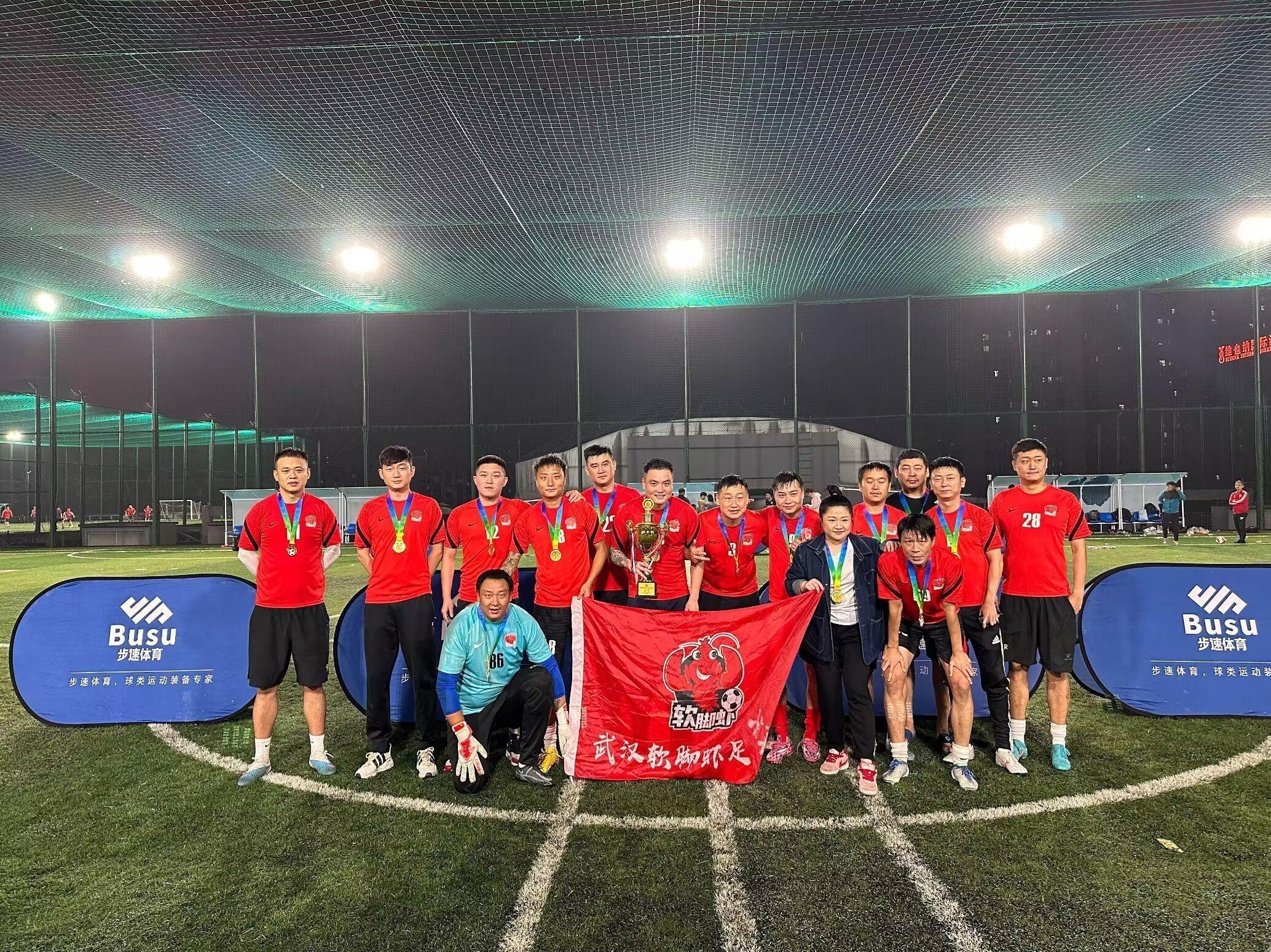 不会踢球，她却带领一群“软脚虾”踢进四强