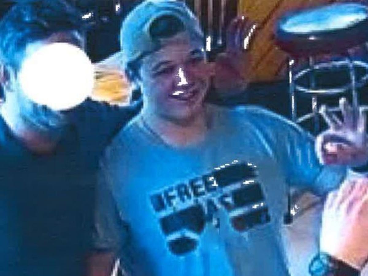 枪击致二人死的白人青年被判无罪后立刻见了特朗普，极右人士欢呼“今后有了开枪许可”，美国多地进行抗议