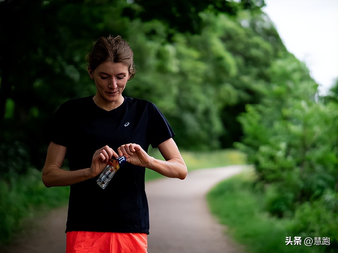 长距离比赛该吃多少能量胶：来自全新可穿戴技术的实证