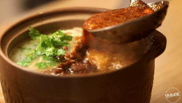 这“锅”烩面到底啥情况？咋就让人一口吃出两种风味