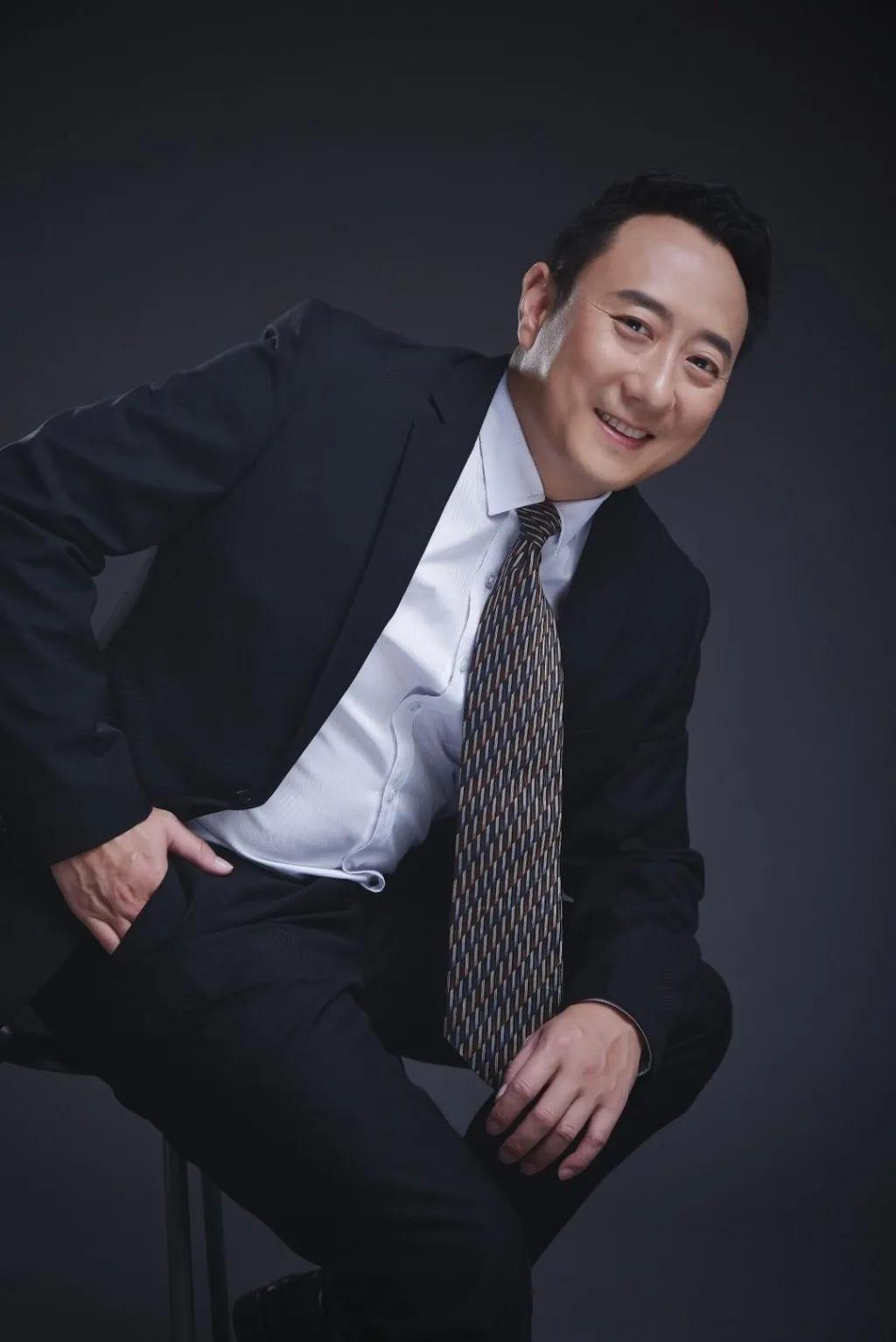 同是辞职网红警官，谭谈交通继续一路高歌，反诈老陈转行搞养羊