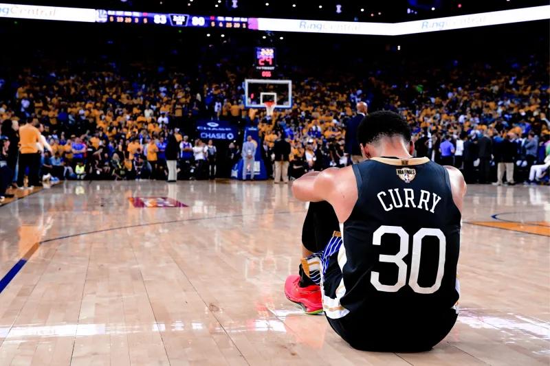 用一生来对抗傲慢与偏见，万字长文记录库里的乔丹精神