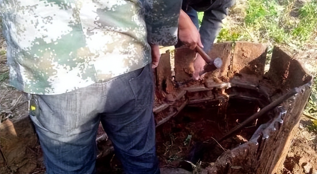 挖掘机老是掉履带什么原因,挖掘机导向轮履带往内掉了怎么办