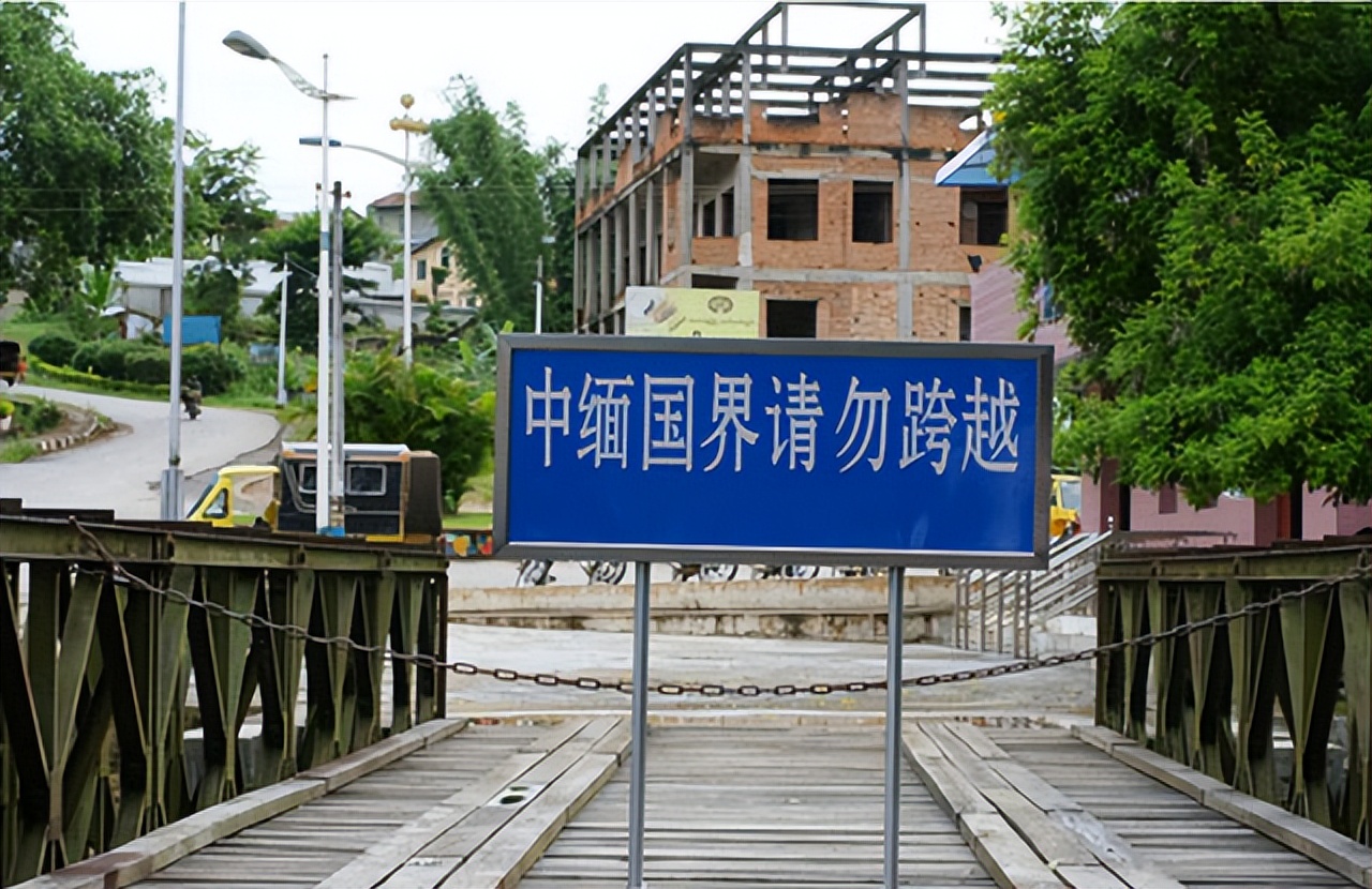 许多缅甸女孩从两国边境“翻墙”来到中国，只为从事这个行业