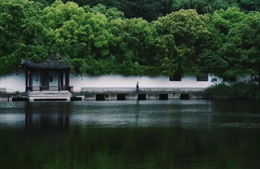 内衣周刊｜都市新感觉：一眼沉沦的“只此青绿”比潘通更懂我们