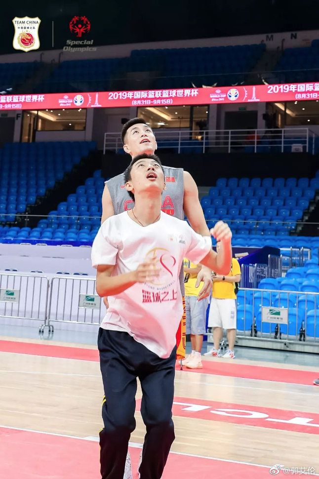 郭艾伦潘玮柏关系,郭艾伦颁奖典礼潘玮柏