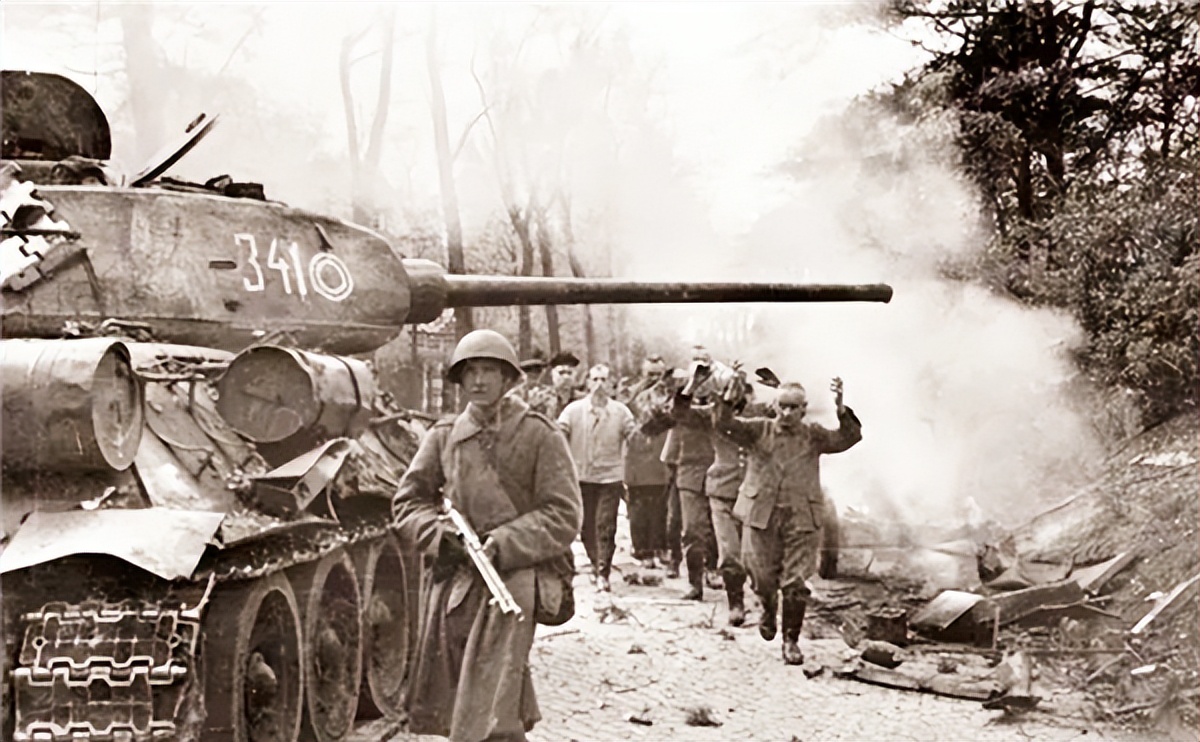 320名纳粹漂亮女兵：怕被苏军报复，狂欢后集体选择自杀