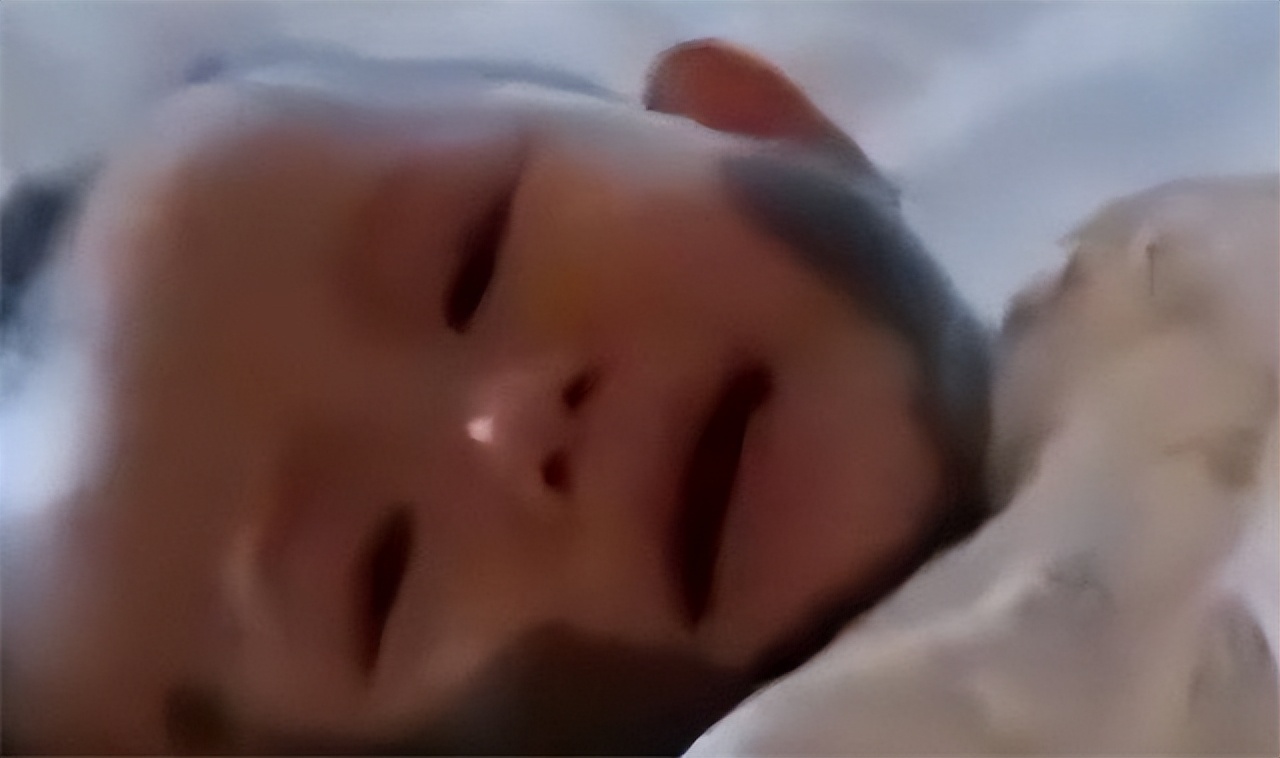 刚出生的小孩长满了黑斑,刚出生小孩皮肤黑斑