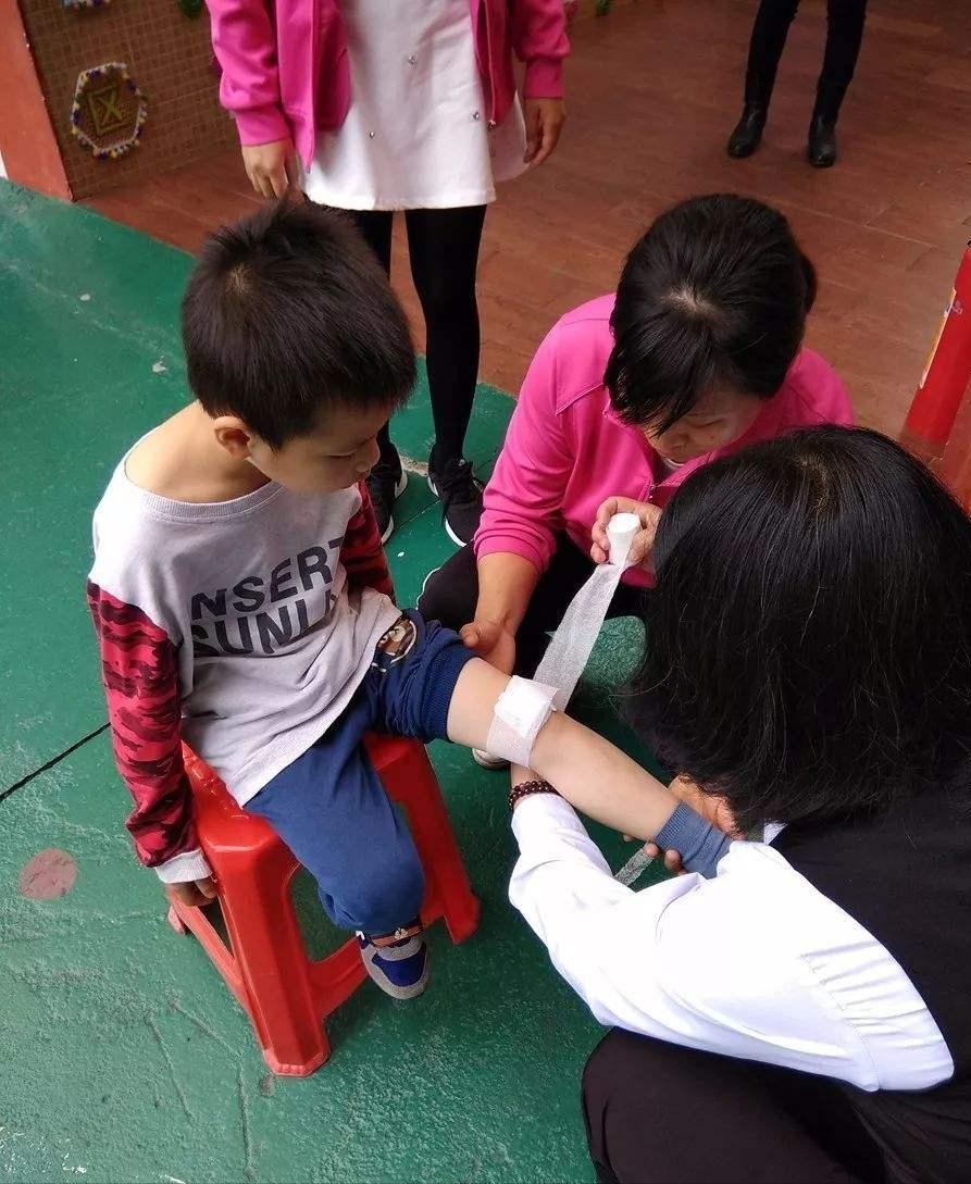 孩子被同学欺负说了对不起,小学生被同学欺负霸气回击