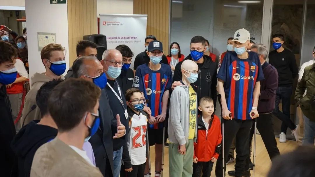巴萨足球俱乐部球员探望SJD儿童医院的孩子们
