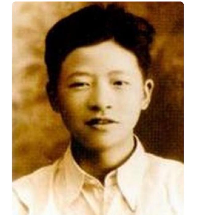 1949年，杨虎城死后3个月发现遗体，长子杨拯民扶柩，安葬在西安