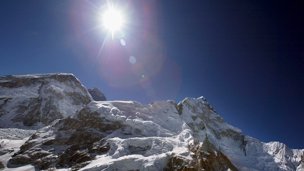 珠穆朗玛峰冰川消融速度变快,珠穆朗玛峰昆布冰川有多恐怖