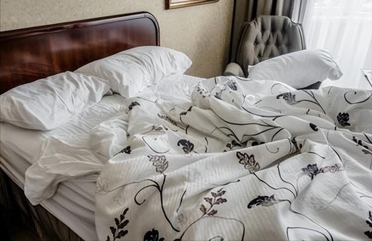 51岁大妈找24岁健身陪练引发命案,46岁大妈陪两个健身教练死亡通报