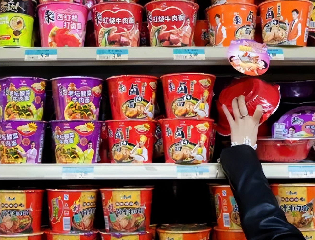 出国自备方便面,出国乘坐飞机可以带方便面吗