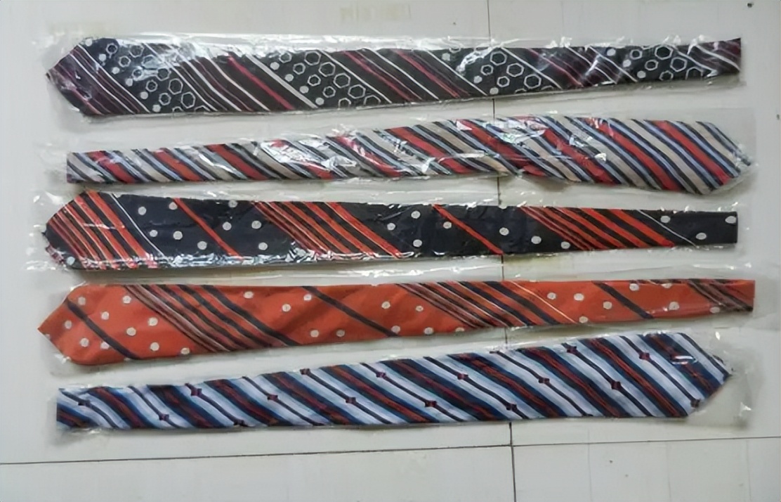 重庆富二代每月零花钱20万,破产后把80岁母亲*养送**老院,开直播还债