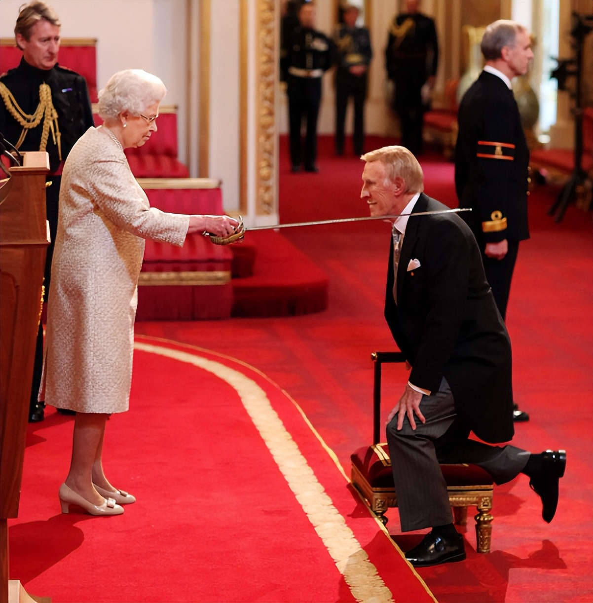 为了一个爵位，贝克汉姆脸都不要了？