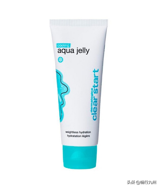 为爱人挑选心仪的礼物,用心挑选礼物的男人