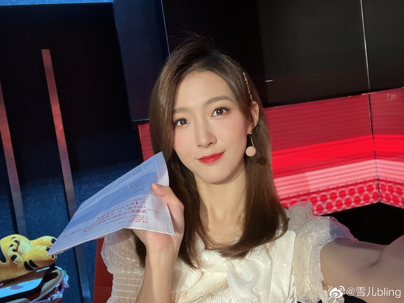 草坪大片！体育主播雪儿晒草地靓照运动少女长腿纤腰清纯无敌