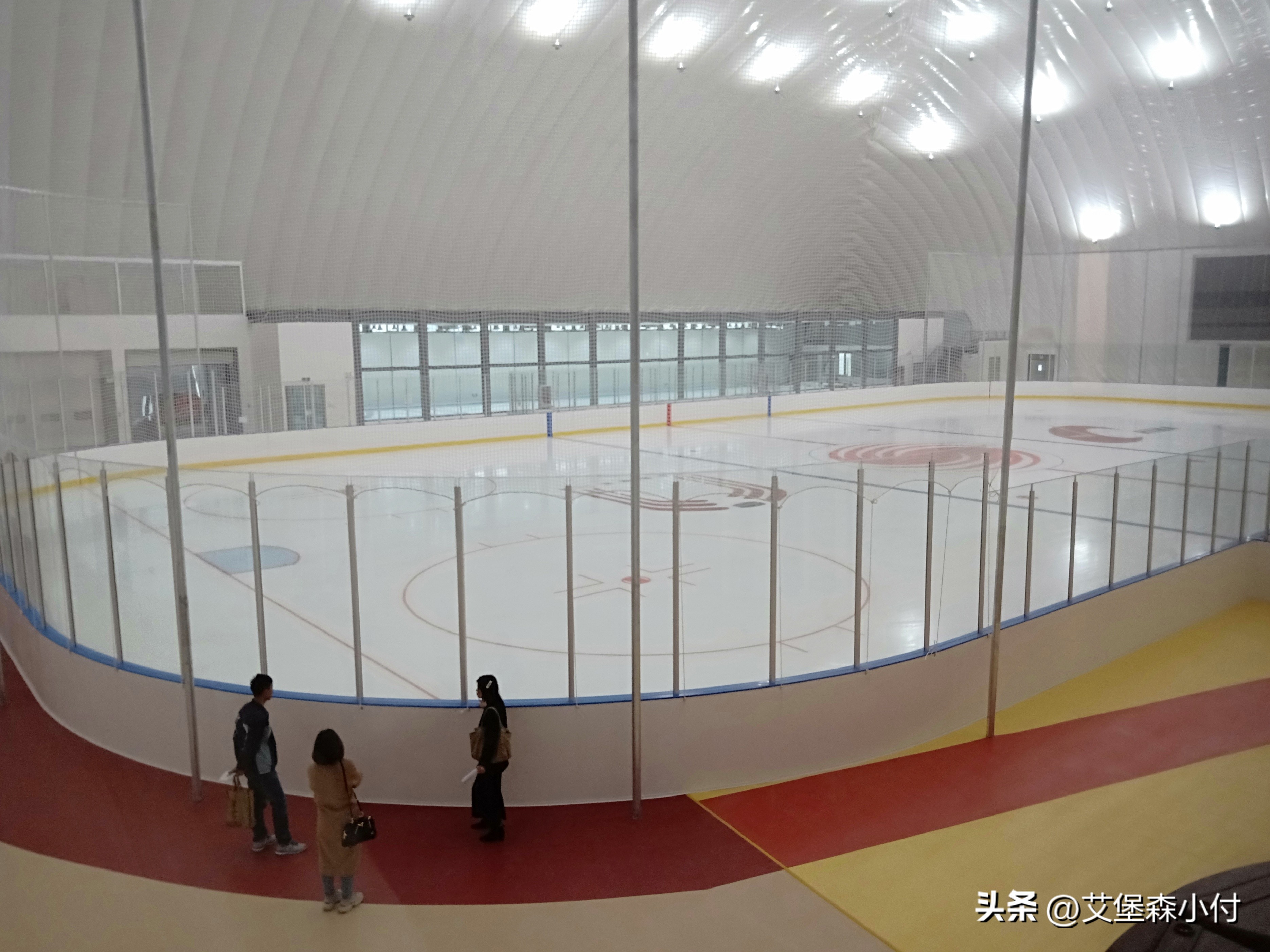 防撞聚乙烯围栏厂家批发,锌钢围栏球场