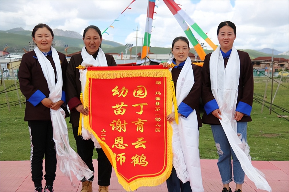 幼儿园表演大三班童心向党,玛曲县幼儿园毕业典礼