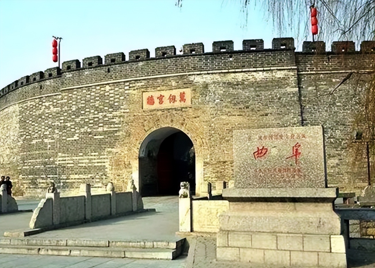 52年毛主席游孔林，突听“砰”一声响，他问孔子后人：这常打枪吗