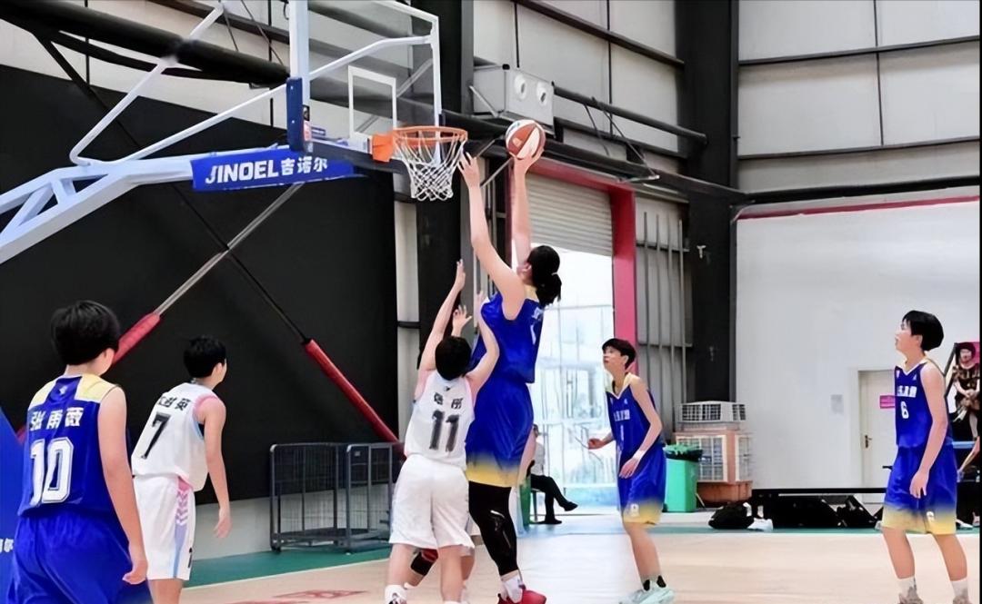 山东“女姚明”张子宇14岁已跟姚明一样高，姚明女儿都没她能长