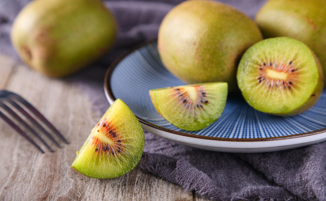 红心猕猴桃新西兰金果,新西兰金奇异果对比国产猕猴桃