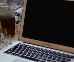 电脑屏幕脏了用酒精擦了会怎么样,电脑屏幕脏点用酒精擦不掉怎么办