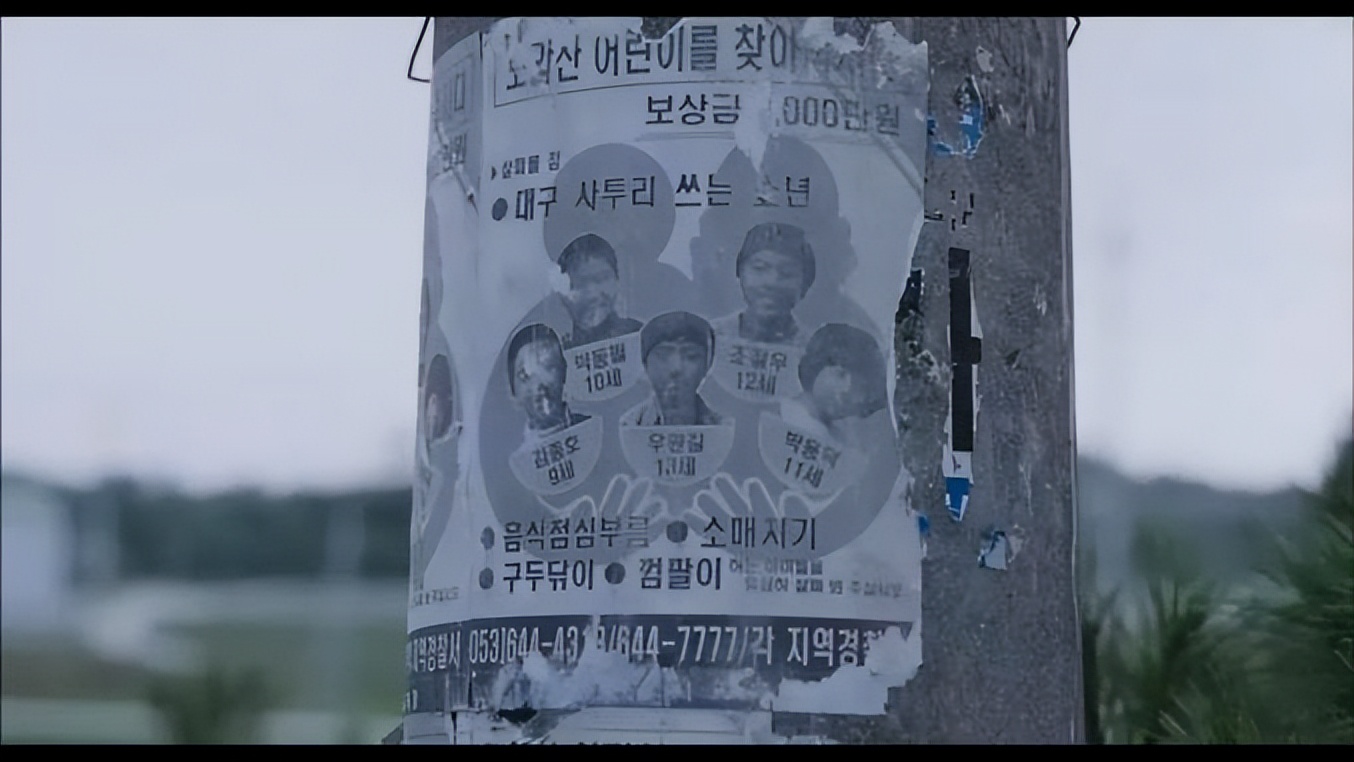 现场堆了很多芝麻。他的双手被绑着。