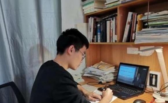 当代大学生封校日常谈恋爱,外网评论当代大学生封校日常