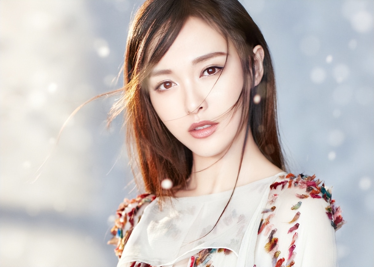 “花钱如流水”唐嫣：一个手机壳价值四万，她为何频穿假货走秀？